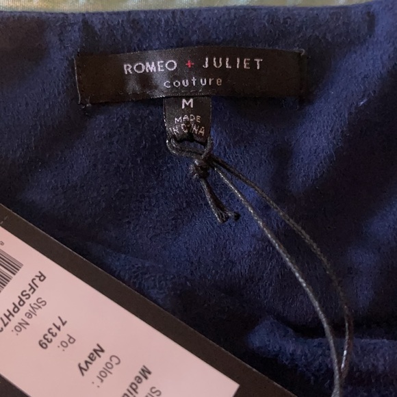 Adorable ROMEO +JULIET blue suede mini skirt with fringe - Picture 2 of 8